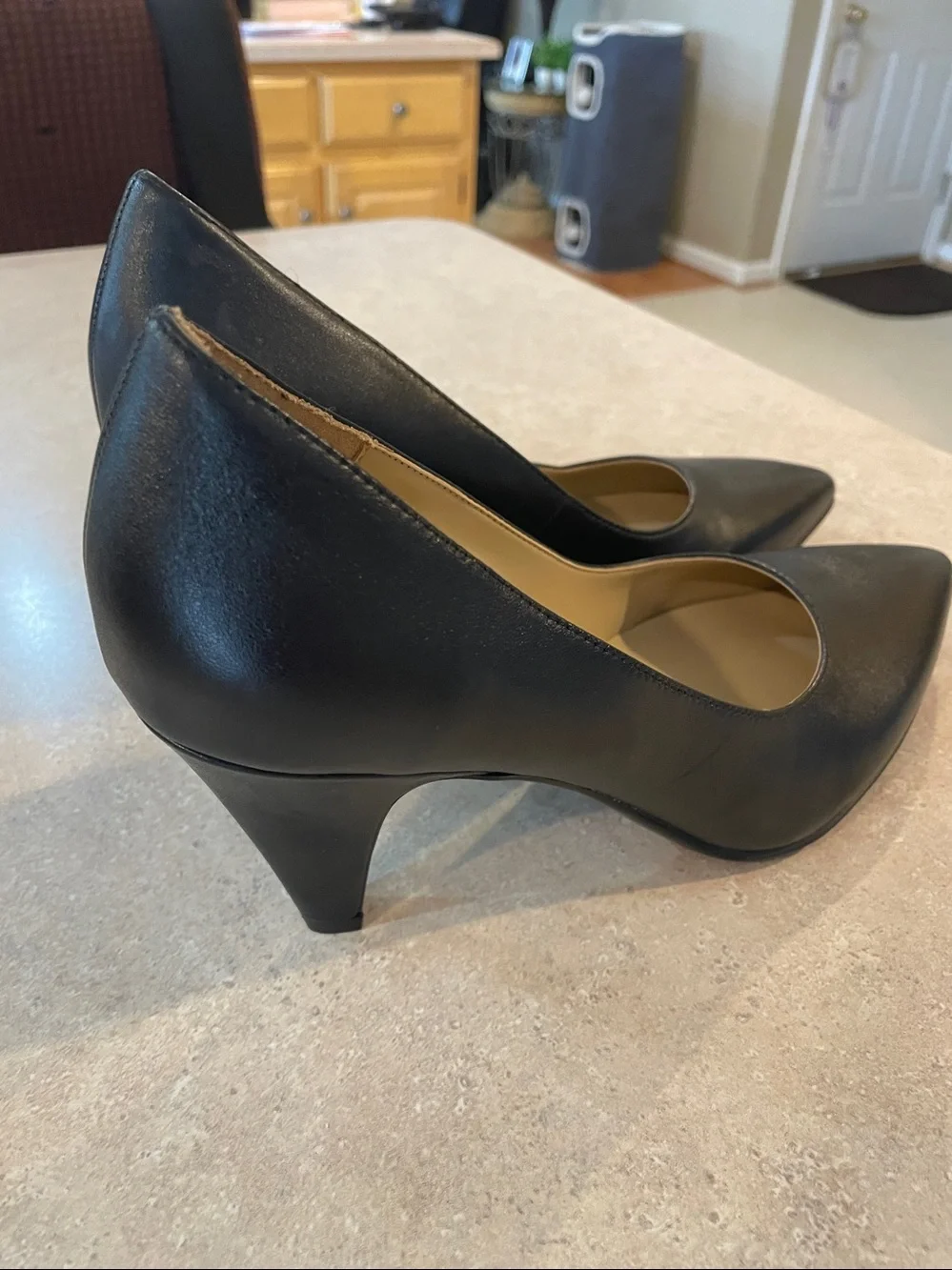 Naturalizer Black Pointed-Toe Leather Pumps Sz 9